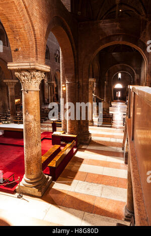 La navata centrale del Duomo di Modena, Italia. L'edificio risale al XI secolo ed è in stile romanico. Foto Stock