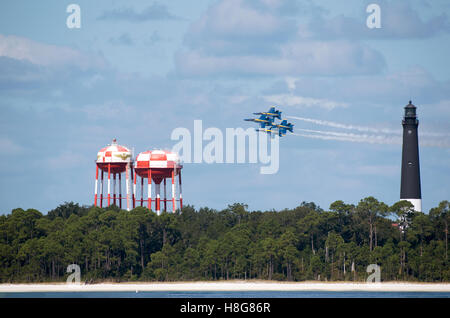 Pensacola Florida USA - jet militari volare in formazione oltre il faro di Pensacola e visto dall isola di Santa Rosa Foto Stock