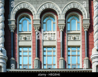 Finestre con archi in vecchio edificio architettonico Foto Stock