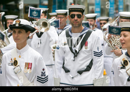 Royal Australian Navy band al servizio Remembrance Armistice Day a Martin Place Sydney il 11th novembre 2016, ufficiale della marina donna Foto Stock