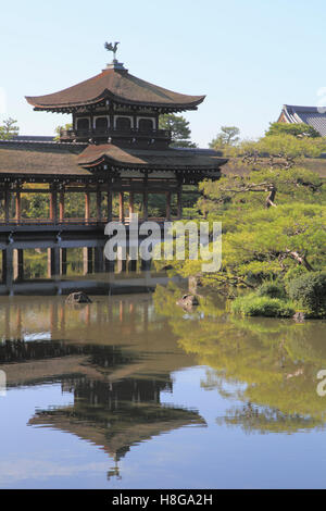 Giappone, Kyoto, Santuario Heian, giardino, bridge Foto Stock