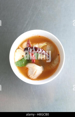 Thai cibo piccante di TOM YUM,Tom Yum è cibi locali in Thailandia. Foto Stock