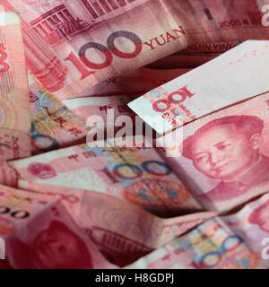 Pila di 100 yuan note. Foto Stock