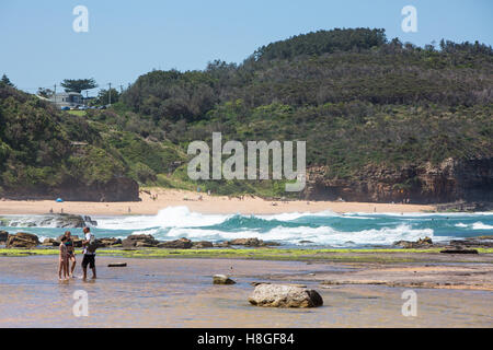 Narrabeen beach con spiaggia Turimetta nella distanza, alcuni di Sydney Nord spiagge,l'Australia Foto Stock