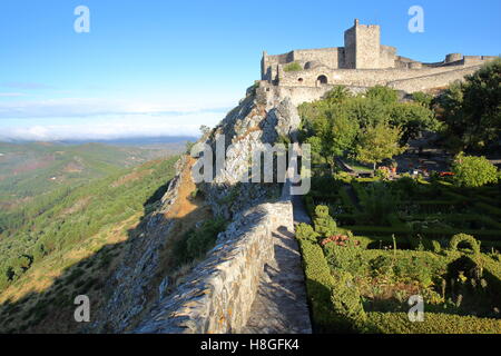 MARVAO, PORTOGALLO: le mura e il castello medievale con i suoi giardini esterni Foto Stock