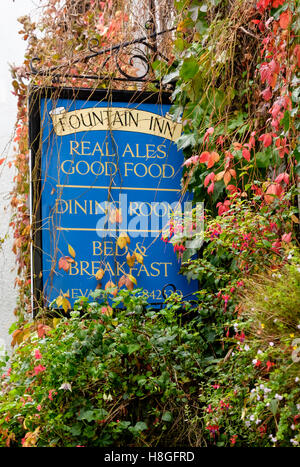 Mevagissey un villaggio ed un porto di pesca in Cornwall Inghilterra Fountain Inn Pub Foto Stock