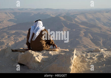 Un senior Giordani uomo godetevi le spettacolari vedute delle montagne di Wadi Al Hasa in provincia Tafilah Foto Stock