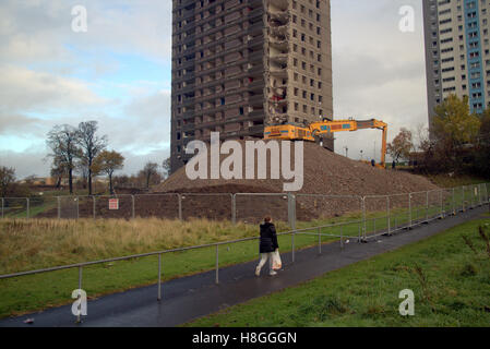 Demolizione di Glasgow blocchi a torre alta appartamenti o grattacieli Foto Stock