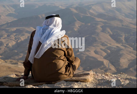 Un senior Giordani uomo godetevi le spettacolari vedute delle montagne di Wadi Al Hasa in provincia Tafilah Foto Stock