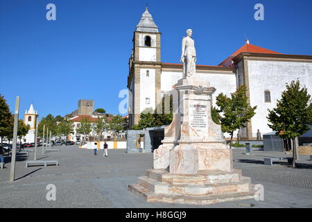 CASTELO DE VIDE, PORTOGALLO: Statua di Dom Pedro V con la chiesa di Santa Maria da Devesa e il castello Foto Stock