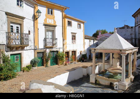 CASTELO DE VIDE, PORTOGALLO: Fonte da Vila (rinascimentale fontana in marmo) nel quartiere ebraico Foto Stock