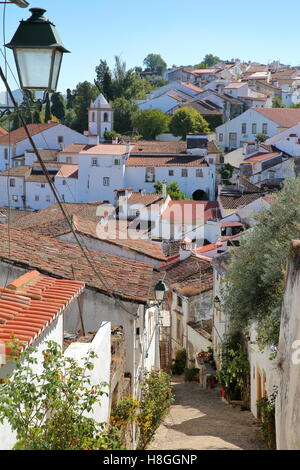 CASTELO DE VIDE, PORTOGALLO: tipico ripida strada a ciottoli nel cuore della Città Vecchia Foto Stock