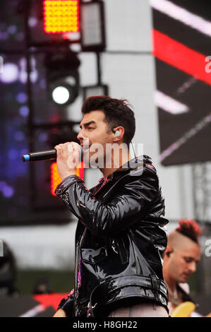 Joe Jonas di DNCE esegue a 102,7 KIIS FM's Wango Tango 2016 presso il Centro StubHub il 14 maggio 2016 a Carson, California. Foto Stock