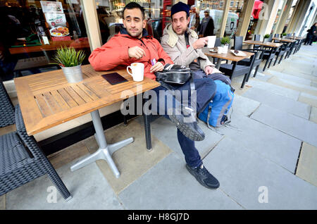 Londra, Inghilterra, Regno Unito. Due uomini seduti al di fuori di un cafe in The Strand Foto Stock