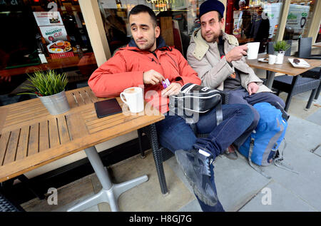 Londra, Inghilterra, Regno Unito. Due uomini seduti al di fuori di un cafe in The Strand Foto Stock