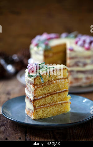 Layered torta di Natale con mirtilli rossi zuccherata e rosmarino Foto Stock