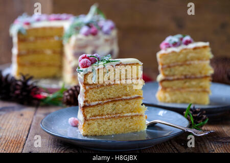 Layered torta di Natale con mirtilli rossi zuccherata e rosmarino Foto Stock