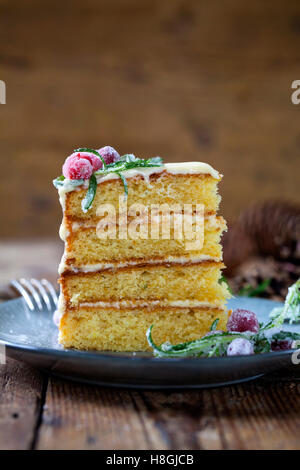 Layered torta di Natale con mirtilli rossi zuccherata e rosmarino Foto Stock