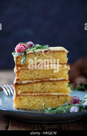 Layered torta di Natale con mirtilli rossi zuccherata e rosmarino Foto Stock