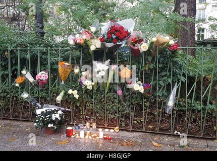 Candele e fiori di fronte al Bataclan concert hall di Parigi, Francia, precedendo i luoghi di riapertura di Sting, come persone in lutto preparare per contrassegnare un anno poiché la Parigi degli attacchi terroristici. Foto Stock