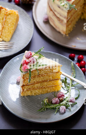 Layered torta di Natale con mirtilli rossi zuccherata e rosmarino Foto Stock