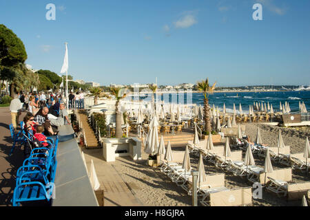 Frankreich, Cote d Azur, Cannes, Flaniermeile Boulevard de la Croisette und Stadtstrand Foto Stock