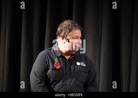 Birmingham, Regno Unito. 12 Novembre, 2016. Classic Motor Show 2016 al NEC di Birmingham. Mike Brewer sul Live Wheeler stadio del concessionario di parlare al pubblico credito: Steven roe/Alamy Live News Foto Stock