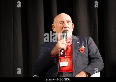 Birmingham, Regno Unito. 12 Novembre, 2016. Classic Motor Show 2016 al NEC di Birmingham. Sir Stirling Moss sul Wheeler Dealer Live stage parlare della sua storia delle corse Credito: Steven roe/Alamy Live News Foto Stock