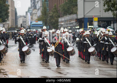 Città di Londra, Regno Unito. 12 Novembre, 2016. Il più grande del mondo unrehearsed processione, il signore sindaco di mostrare, avviene attraverso la città di Londra dal Guildhall alla Royal Courts of Justice sullo Strand dove il Dr Andrew Parmley è giurato sul suo primo giorno in ufficio. L antico carnevale è 801 anni questo anno e avviene a freddo, tempo umido a dispetto della folla che la linea della rotta. Banda dei Royal Marines su una pioggia inzuppato street. Credito: Malcolm Park editoriale/Alamy Live News. Foto Stock