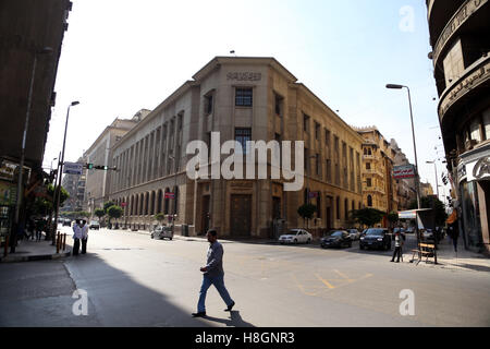 Il Cairo. Xii Nov, 2016. Gli egiziani a piedi nella parte anteriore della egiziano banca centrale nel centro cittadino del Cairo, Egitto su nov. 12, 2016. Il Fondo monetario internazionale (FMI), il Consiglio direttivo ha approvato il venerdì su richiesta dell'Egitto per una tre-anno 12 miliardi di dollari di prestito, dell'Egitto TV di stato segnalato. © Ahmed Gomaa/Xinhua/Alamy Live News Foto Stock