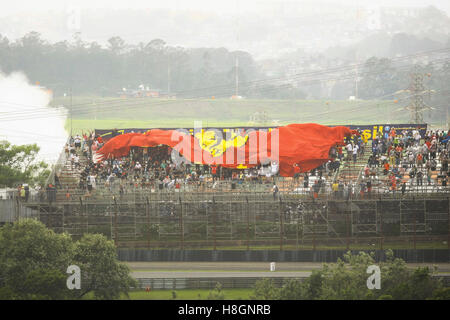 Sao Paulo, Brasile. 12 Novembre, 2016. I fan della Scuderia Ferrari durante il secondo giorno di training per il Brasile il Grand Prix di Formula 1 nel 2016 svoltasi sul circuito di Interlagos. (Foto: Aloisio Mauricio/Fotoarena) Credito: Foto Arena LTDA/Alamy Live News Foto Stock