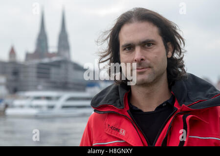 Regensburg, Germania. Xii Nov, 2016. Il initatior del rifugiato iniziativa "ea occhio, ' Michael Buschheuer, sorge durante un trapano di salvataggio sul fiume Danubio in Regensburg, Germania, 12 novembre 2016. L'organizzazione dei rapporti che il tedesco rescue nave 'Sea-Eye' salvato più di 5.500 rifugiati dal Mare Mediterraneo di quest'anno. Foto: ARMIN WEIGEL/dpa/Alamy Live News Foto Stock