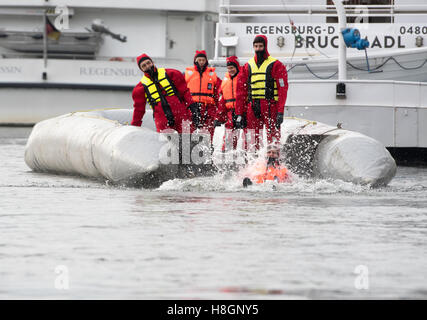 Regensburg, Germania. Xii Nov, 2016. I membri dell'equipaggio con il rifugiato iniziativa "ea occhio' prendere parte in un trapano di salvataggio sul fiume Danubio in Regensburg, Germania, 12 novembre 2016. L'organizzazione dei rapporti che il tedesco rescue nave 'Sea-Eye' salvato più di 5.500 rifugiati dal Mare Mediterraneo di quest'anno. Foto: ARMIN WEIGEL/dpa/Alamy Live News Foto Stock