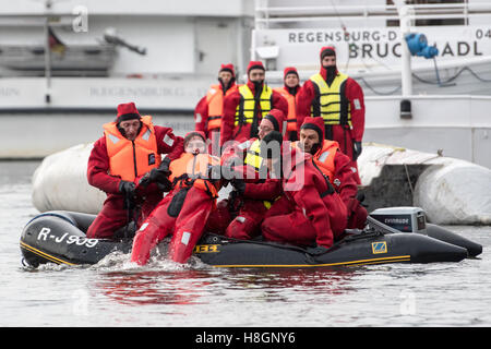 Regensburg, Germania. Xii Nov, 2016. I membri dell'equipaggio con il rifugiato iniziativa "ea occhio' prendere parte in un trapano di salvataggio sul fiume Danubio in Regensburg, Germania, 12 novembre 2016. L'organizzazione dei rapporti che il tedesco rescue nave 'Sea-Eye' salvato più di 5.500 rifugiati dal Mare Mediterraneo di quest'anno. Foto: ARMIN WEIGEL/dpa/Alamy Live News Foto Stock