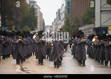 Londra, Regno Unito. 12 Novembre, 2016. Banda delle guardie di Coldstream portano il signore sindaco's Parade, città f London Credit: Ian Davidson/Alamy Live News Foto Stock