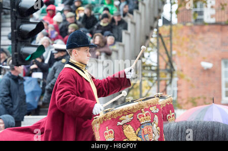 Londra, Regno Unito. 12 Novembre, 2016. Cavallo del tamburo della banda della cavalleria della famiglia escort signore sindaco Credito: Ian Davidson/Alamy Live News Foto Stock