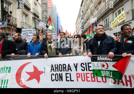 Madrid, Spagna. 12 Novembre, 2016. Banner principale della manifestazione per un libero del Sahara con Jaime Cedrun (terza da sinistra) segretario generale delle CCOO Madrid, attivista per i Diritti Umani Hassana Aalia, attrice spagnola Clara Lago e Jose Taboada (R), Presidente del CEAS-Sahara. Credito: Valentin Sama-Rojo/Alamy Live News. Foto Stock