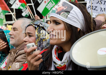 Madrid, Spagna. 12 Novembre, 2016. Ritratto di una donna dimostrante che indossa una sciarpa con la foto di Mohamed Abdelaziz, primo presidente della Araba Saharawi Repubblica Democratica. Credito: Valentin Sama-Rojo/Alamy Live News. Foto Stock