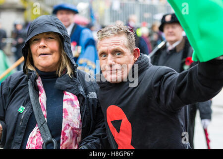 Città di Londra, UK, 12 novembre 2016. TV attrice Linda Robson, conosciuto come una metà del 'Uccelli di una piuma", prende parte all'annuale signore sindaco di processione a nome dell'HIV ospedale carità 'Mildmay'. Credito: Imageplotter News e sport/Alamy Live News Foto Stock