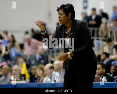 Washington, VA, Stati Uniti d'America. Xi Nov, 2016. 20161111 - Georgetown head coach NATASCIA ADAIR dirige il suo team contro George Washington University nella seconda metà a McDonough Arena a Washington. © Chuck Myers/ZUMA filo/Alamy Live News Foto Stock