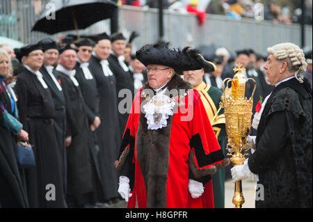 Città di Londra, Regno Unito. 12 Novembre, 2016. Il più grande del mondo unrehearsed processione, il signore sindaco di mostrare, avviene attraverso la città di Londra dal Guildhall alla Royal Courts of Justice sullo Strand dove il Dr Andrew Parmley è giurato sul suo primo giorno in ufficio. L antico carnevale è 801 anni questo anno e avviene a freddo, tempo umido a dispetto della folla che la linea della rotta. Credito: Malcolm Park editoriale/Alamy Live News. Foto Stock