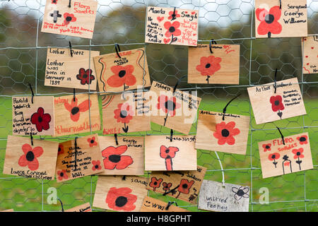 Glasgow, Scotland, Regno Unito. 12 Novembre, 2016. 'DIGGING NELL' , con l aiuto da lettere, diari, fotografie e manuali ufficiali, ricostruito WW1 trincee in Glasgow's Pollok Park, per creare un mozzo per l'apprendimento attivo sulle esperienze umane del conflitto e aiutare ad esplorare il modo in cui i soldati hanno fronteggiato in pericolose e ambienti stressanti. Shoolchildren hanno messo il proprio ricordo simbolo sul perimetro recintato dopo aver visitato le trincee e apprendere circa la guerra. Credito: Findlay/Alamy Live News Foto Stock