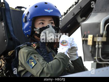 Pechino, Cina. Xiii Nov, 2016. Questo file mostra fotografica femminile cinese J-10 pilota da caccia Yu Xu. Yu morì in un incidente durante un volo di routine training il sabato, una Forza Aerea portavoce ha detto. © Shen Ling/Xinhua/Alamy Live News Foto Stock