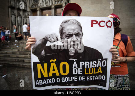 Sao Paulo, Brasile. 12 Novembre, 2016. Manifestanti hanno effettuato un atto contro i provvedimenti del governo federale di Michel Temer, questo Sabato (12), a Sao Paulo. La protesta nazionale è organizzata dalla popolare e Brasile centrale anteriore, e conta con il sostegno di tutti i movimenti sociali, studenti e unione centraline. Il tema principale è il PEC 55, che limita la spesa pubblica per i prossimi vent'anni. Credito: Cris Faga/ZUMA filo/Alamy Live News Foto Stock
