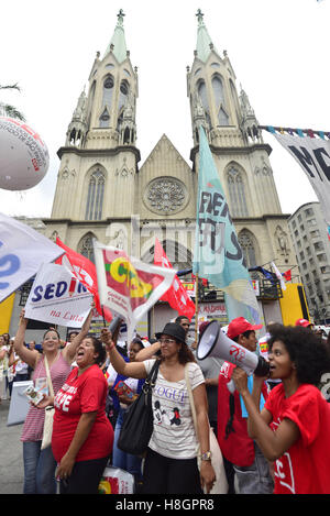 Sao Paulo, Brasile. 12 Novembre, 2016. Manifestanti hanno effettuato un atto contro i provvedimenti del governo federale di Michel Temer, questo Sabato (12), a Sao Paulo. La protesta nazionale è organizzata dalla popolare e Brasile centrale anteriore, e conta con il sostegno di tutti i movimenti sociali, studenti e unione centraline. Il tema principale è il PEC 55, che limita la spesa pubblica per i prossimi vent'anni. Credito: Cris Faga/ZUMA filo/Alamy Live News Foto Stock