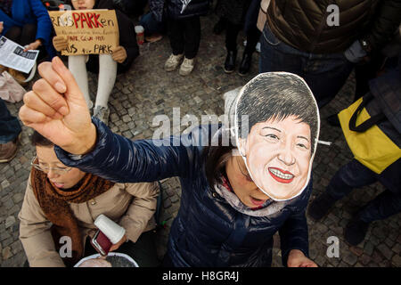 Berlino, Germania. Xii Nov, 2016. I dimostranti protesta per le dimissioni del presidente della Corea del Sud, Park Geun-Hye sulla Pariser Platz a Berlino, Germania, 12 novembre 2016. Parco è stato accusato di consentire la sua confidente Choi presto Sil per interferire con gli affari di governo, nonostante il fatto che non sia in possesso di uffici pubblici. Foto: GREGOR FISCHER/dpa/Alamy Live News Foto Stock