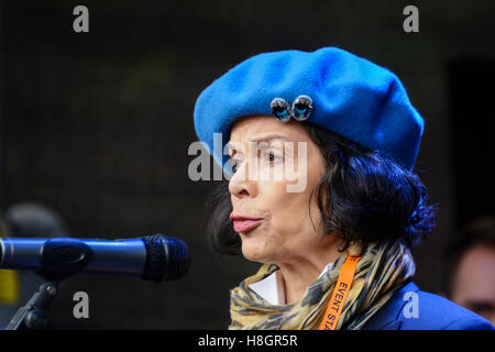 Manchester, Regno Unito. 12 novembre, 2016. una stima 1500- .000 antifracking manifestanti, compresi bianca jagger e bez da felice lunedì, braved la pioggia a marzo attraverso il centro della città di Manchester a castlefields arena dove bianca jagger e Andy Burnham, manodopera mp per leigh e lavoro di candidato ad essere il primo eletto sindaco di greater manchester nel maggio 2017 mayoral elezione, diede appassionato di discorsi contro fracking alla grande folla assemblata in arena. andy burnhams circoscrizione di Leigh è una ex zona mineraria in greater manchester. Credito: Dave ellison/alamy live news Foto Stock