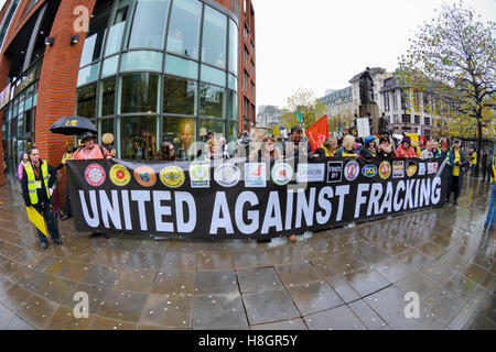 Manchester, Regno Unito. 12 Novembre, 2016. Una stima di 1500- .000 antifracking manifestanti, compresi Bianca Jagger e Bez da Felice Lunedì, braved la pioggia a marzo attraverso il centro della città di Manchester a Castlefields Arena dove Bianca Jagger e Andy Burnham, manodopera MP per Leigh e lavoro di candidato ad essere il primo eletto sindaco di Greater Manchester nel maggio 2017 mayoral elezione, diede appassionato di discorsi contro fracking alla grande folla assemblata in arena. Andy Burnhams circoscrizione di Leigh è una ex zona mineraria in Greater Manchester. Credito: Dave Ellison/Alamy Live News Foto Stock