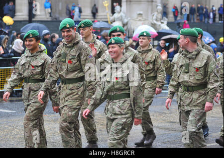 Londra, UK, 12/11/2016 intemperie per il 2016 Londra signore sindaco di mostrare come la folla brave la pioggia. Credito: JOHNNY ARMSTEAD/Alamy Live News Foto Stock