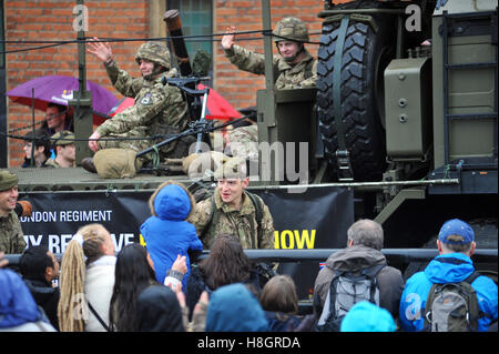 Londra, UK, 12/11/2016 intemperie per il 2016 Londra signore sindaco di mostrare come la folla brave la pioggia. Credito: JOHNNY ARMSTEAD/Alamy Live News Foto Stock